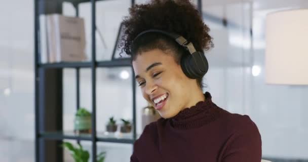 Business woman, headphones and music in modern office, dancing or streaming subscription in night. Young african businesswoman, listen and dance with audio tech for radio, motivation or inspiration. - Footage, Video