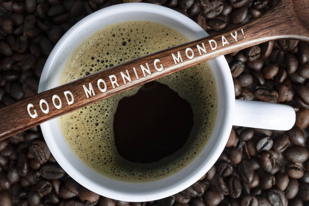 おはようございます 月曜日 コーヒー豆の背景を持つ木製のコーヒースプーンに関する単語. - 写真・画像