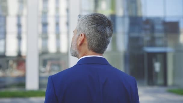 Houkutteleva liikemies Blue Suit Ajattelu tulevista liiketoimintahankkeista seisoessaan ulkopuolella Urban Street, Ajattelu Professional Tavoitteet, Liiketoimintasuunnitelmat, Ura unelma. Taustakuva - Materiaali, video