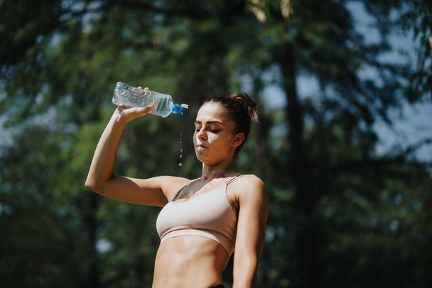 Atleta Ativo Refrescante e Apreciando o Exercício de Verão em Ambiente Natural - Foto, Imagem