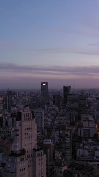 BUENOS AIRES, ARGENTINA - joulukuu 23, 2022: Buenos Aires City Skyline at Evening Twilight. Argentiina. Sinitunti. Kavanagh-rakennus. Lennokki lentää sivuttain. Pystysuora video - Materiaali, video