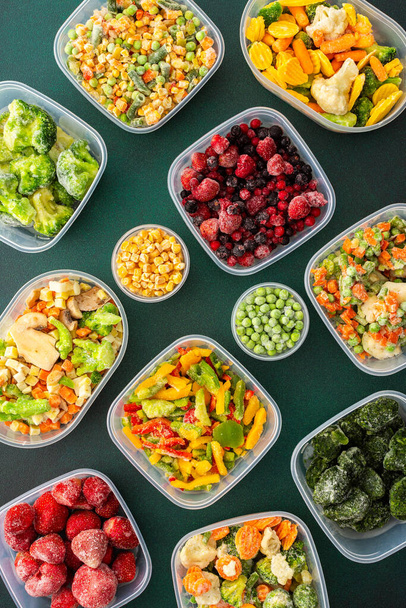 Еда зимой, замораживание свежих овощей летом в холодильнике на зиму, различные замороженные овощи в пластиковых тарелках, вид сверху, фон контейнеров с овощами - Фото, изображение