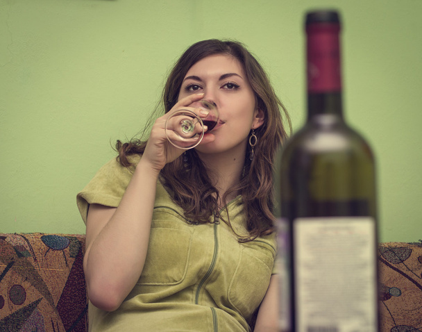 Frau in Depressionen, trinkt Alkohol - Foto, Bild