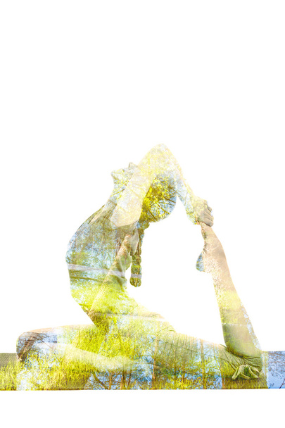 Imagen de doble exposición de la mujer haciendo yoga asana
 - Foto, imagen