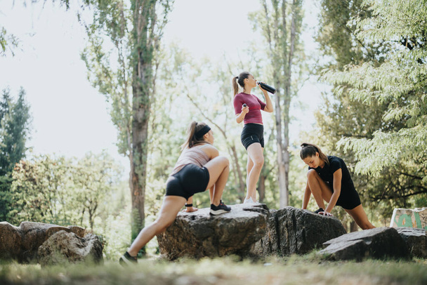 Активні жінки насолоджуються спортом на відкритому повітрі в Сонячному міському парку. - Фото, зображення