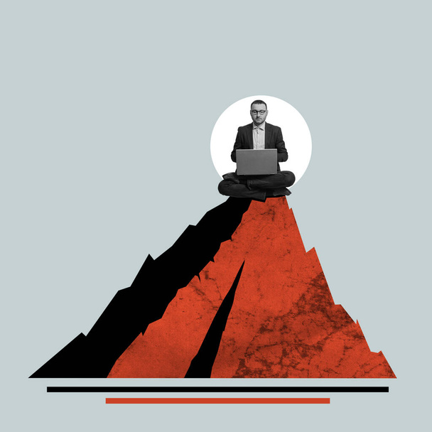 Un hombre con un portátil se sienta en la cima de una montaña. collage de arte. - Foto, imagen