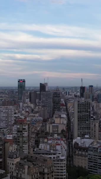 BUENOS AIRES, ARGENTINA - joulukuu 24, 2022: Buenos Aires City Skyline pilvisenä iltana. Argentiina. Lennokki lentää eteenpäin. Pystysuora video - Materiaali, video