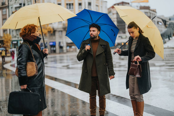 Obchodní partneři diskutují o projektu venku pod záštitou v deštivém dni. - Fotografie, Obrázek