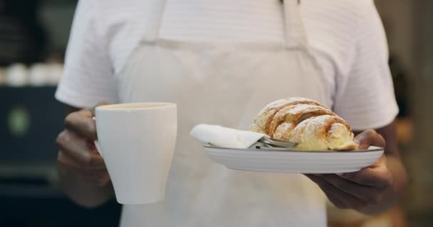 Leipomo, leivonnaiset ja kasvot miehen kahvia tarjoiluun ruokaa, leipää ja croissant pienyrityksille. Ravintola, kahvila ja muotokuva onnellinen mies tarjoilija kahvilassa tuote kädessä palvelua. - Materiaali, video
