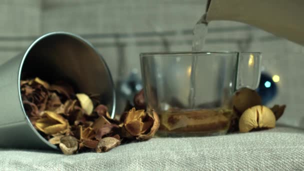 Horký nápoj čaje v podzimní scéně zblízka záběr 4k selektivní zaměření - Záběry, video