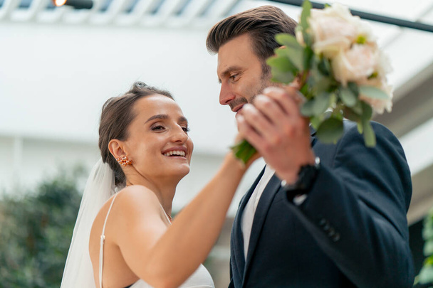 Porträt von glücklichen Liebenden Braut und Bräutigam im weißen Kleid Schleier Brautpaar tanzen während Hochzeitsfeier - Foto, Bild