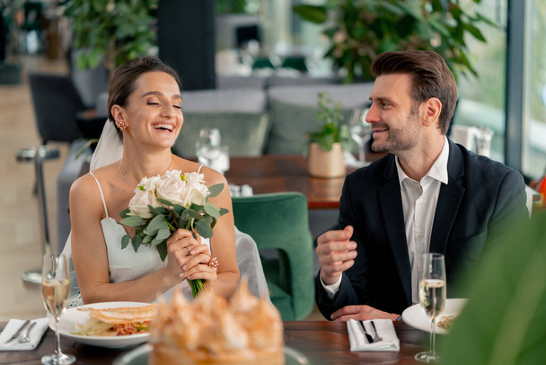 portrait de mariée souriante et marié en amour mariage de jeunes mariés au restaurant pendant la célébration de la romance d'amour - Photo, image