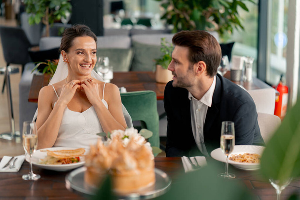 retrato de novia sonriente y novio en el amor recién casados boda en el restaurante durante la celebración del amor romance - Foto, imagen