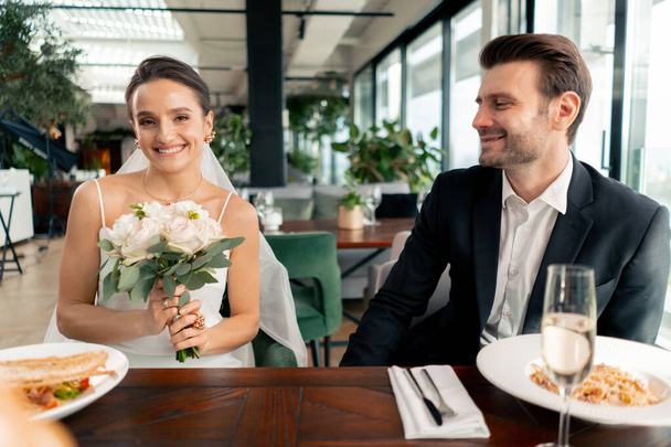 portrét usměvavé nevěsty a ženicha v lásce novomanželé svatba v restauraci při oslavě lásky romantika - Fotografie, Obrázek