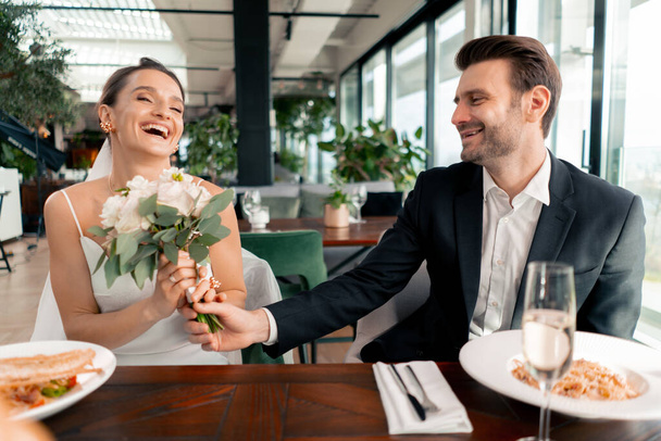 portré mosolygós menyasszony és vőlegény szerelmes friss házasok esküvő étteremben ünneplése során a szerelem romantika - Fotó, kép