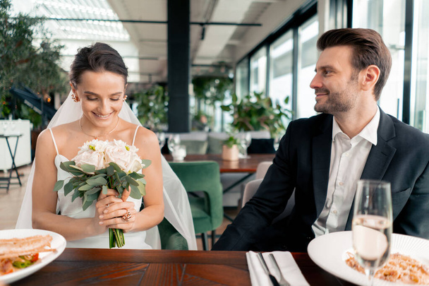 retrato de novia sonriente y novio en el amor recién casados boda en el restaurante durante la celebración del amor romance - Foto, Imagen