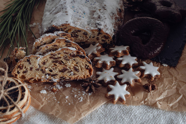 Pasteles alemanes de Navidad, zimtsterne, dresdner stoller, schoko lebkuchen - Foto, Imagen