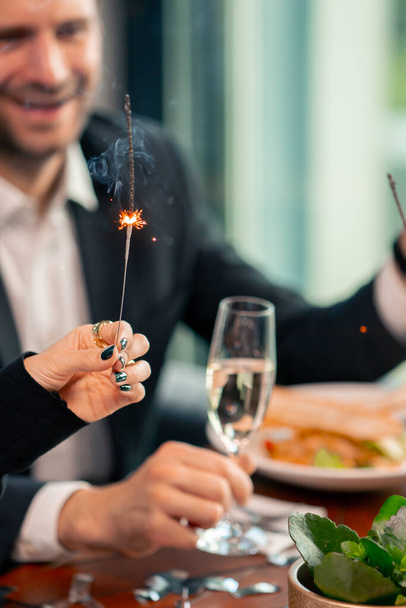 zbliżenie grupy przyjaciół oświetlających ognie podczas uroczystości urodzinowych w restauracji - Zdjęcie, obraz