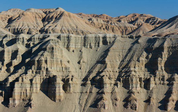 Montagne pittoresche fatte di argilla secca compressa stratificata - Foto, immagini
