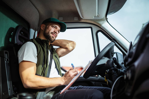 O pescoço de um motorista de caminhão dói de uma longa viagem - Foto, Imagem