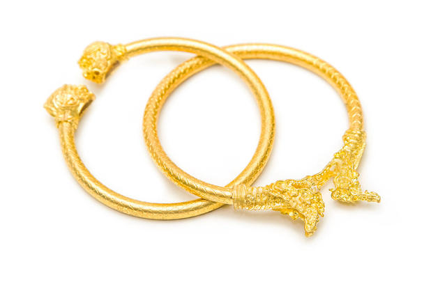 Thaise gouden armband ontwerp op witte achtergrond - Foto, afbeelding