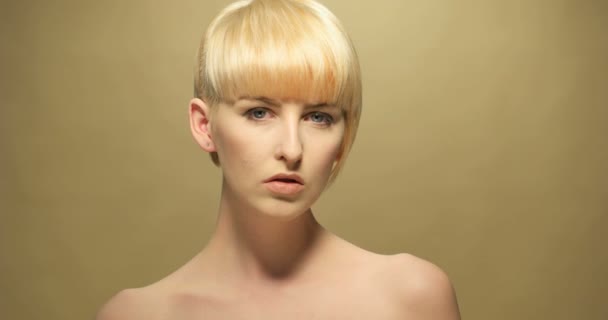 kurzhaarige blonde Frau, die ihre Haare berührt - Filmmaterial, Video