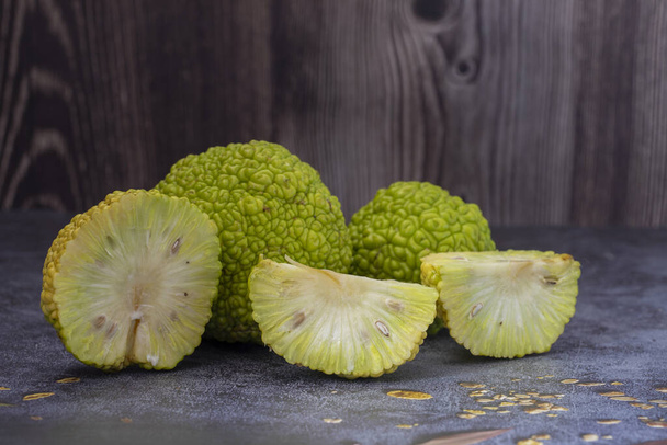 The fruit of the False Orange Tree, Maclura pomifera, is a large-crowned tree species from the Moraceae family that can grow up to 20 m tall. - Photo, Image