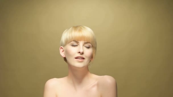 Mulher loira de cabelos curtos posando para a câmera
 - Filmagem, Vídeo