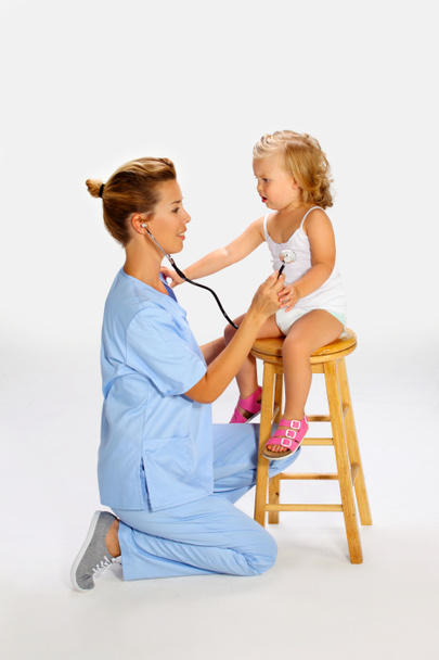 Pediatrician examining a baby girl - Zdjęcie, obraz