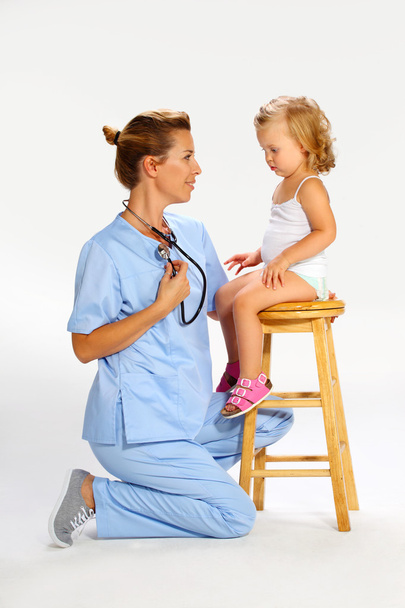 pediatra badając baby girl - Zdjęcie, obraz