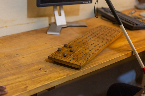 Close-up da ferramenta de escrita numérica por cegos: tablet e bolas de madeira. - Foto, Imagem