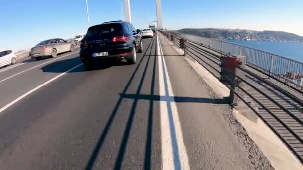 Istanbul, Turquie - 2 février 2020 : Vue POV d'une motocyclette traversant une voie d'urgence dans un trafic achalandé à Istanbul - Séquence, vidéo