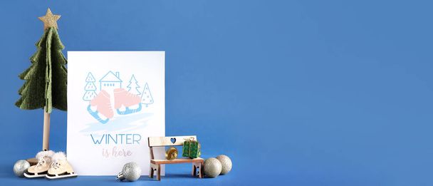 Karácsonyi ünnepi miniatúrák üdvözlőkártyával kék alapon, szöveggel - Fotó, kép