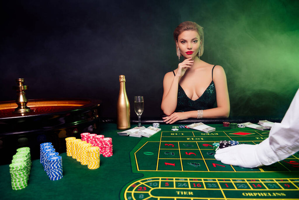 Foto de menina vip chique jogar mesa de poker fazer estacas jogador profissional tentar enganar blefe para casino black jack jackpot. - Foto, Imagem