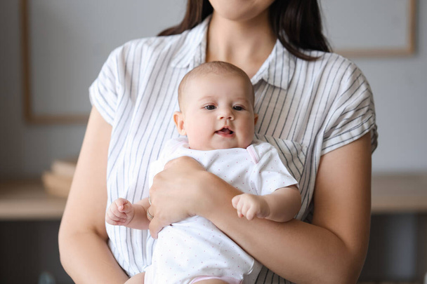 Mujer joven con su bebé en casa, primer plano - Foto, Imagen