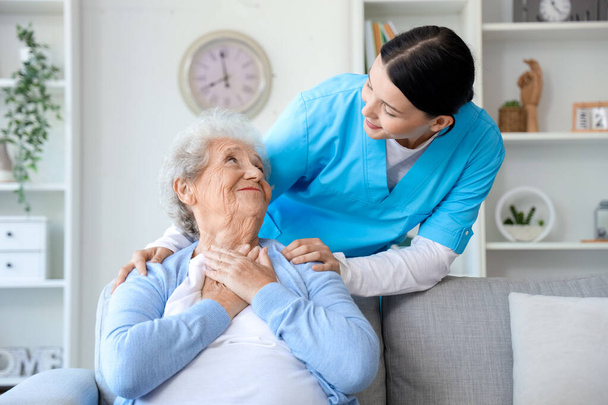 Seniorin mit Pflegerin zu Hause - Foto, Bild
