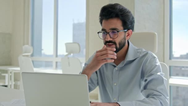 Arabian Indian człowiek zmęczony pracownik menedżer pracy laptop chory biznesmen tarcie suche swędzące oczy mężczyzna biznes pracodawca przepracowanie w biurze zdjąć okulary czuć ból głowy złe widzenie - Materiał filmowy, wideo