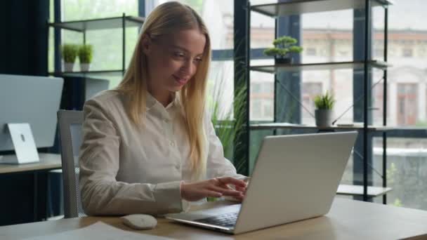 Joyful Kaukasische zakenvrouw meisje werknemer typen op laptop chat met collega 's lachen grappig bericht online chatten computer netwerk gelukkig lachen vrouwelijke zakenvrouw lachen werken in kantoor - Video