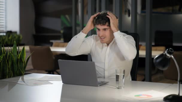 Šokovaný kavkazský podnikatel s notebookem selhání v kanceláři obchodní muž šok problém selhání ztratit on-line potíže společnost krize muž profesionální počítačový stres pracovník bankrot prohlížení pc crash chyba - Záběry, video