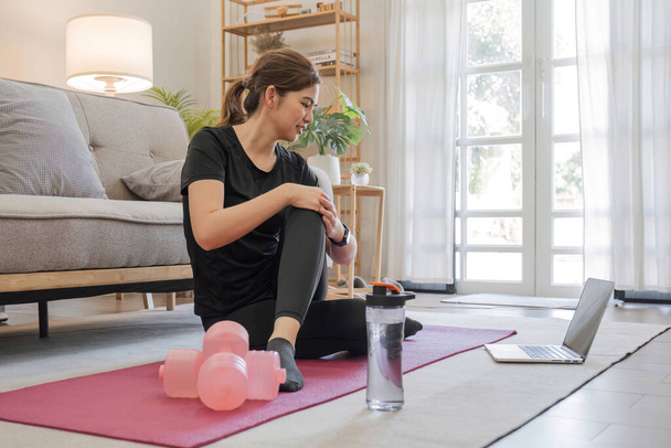 Jeune asiatique sportive fitness femme coach faire pratique vidéo formation en ligne yoga ordinateur portable dans le salon à la maison. - Photo, image