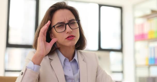 La mujer se quita las gafas y ve mal en el lugar de trabajo. Miopía y hipermetropía - Imágenes, Vídeo
