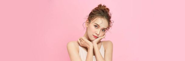 schoonheid vrouw azië en hebben witte huid charme en roze achtergrond - Foto, afbeelding