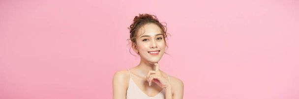 Porträt einer schönen und attraktiven Asiatin vor rosa Hintergrund - Foto, Bild