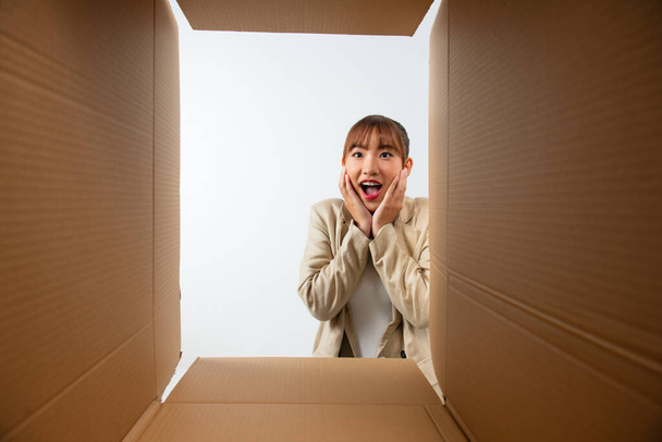 Szczęśliwy śmiech młoda kobieta wkłada ręce do pudełka, uczucie podekscytowany otrzymaniem zamówienia ze sklepu internetowego - Zdjęcie, obraz