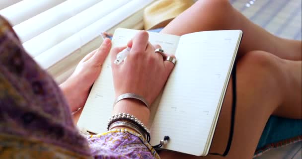目標、創造性または反射のための本で書く計画、リラックスし、女性。午前中にノート、アイデアやジャーナリングのための日記やノートを持つ女の子の家、創造的かつ密接な手. - 映像、動画
