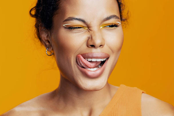 Žena módní styl pestrý úsměv africký černý studio tvář kreativní kosmetická krása krásná žlutá kůže model kosmetologie portrét make-up - Fotografie, Obrázek