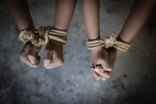 Reménytelen ember keze össze van kötve kötéllel, gyermekmunka-koncepcióval, szegény gyerekek az emberkereskedelem áldozatai, szegénység, gyermekbántalmazás. - Fotó, kép