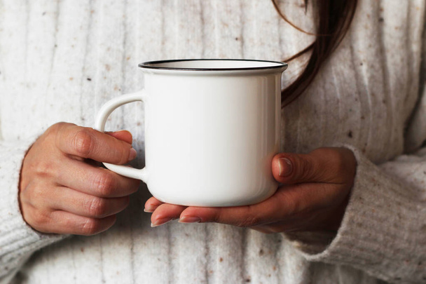 Frau mit leerer weißer Kaffeetassen-Attrappe. Weiße Becher-Attrappe für Ihr Firmenlogo und Design. - Foto, Bild