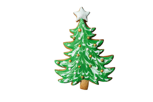 Pan de jengibre en forma de árbol de Navidad aislado sobre fondo blanco. - Foto, Imagen