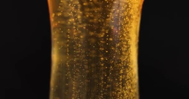 Closeup de vidro com cerveja gelada e bolhas filme 4k câmera lenta. Conceito Oktoberfest - Filmagem, Vídeo